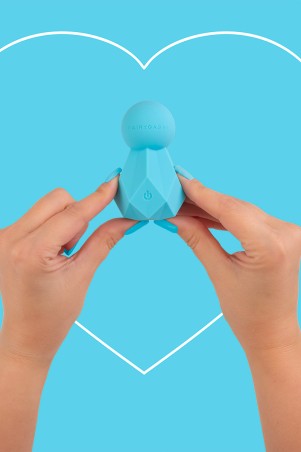 BlissKey bleu Fairygasm tenu en main, révélant sa taille et ses reliefs