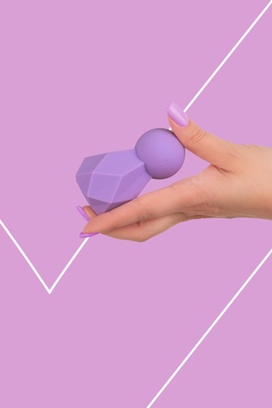 BlissKey violet Fairygasm tenu en main, mettant en valeur son ergonomie