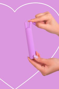 BlissStars violet Fairygasm tenu en main, soulignant texture et ergonomie