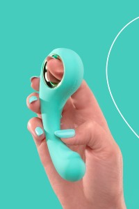 Fairygasm BraveryAward verde in mano, mostra forme e texture