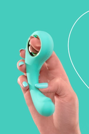 Fairygasm BraveryAward Vibrator grün in der Hand, zeigt Formen und Textur