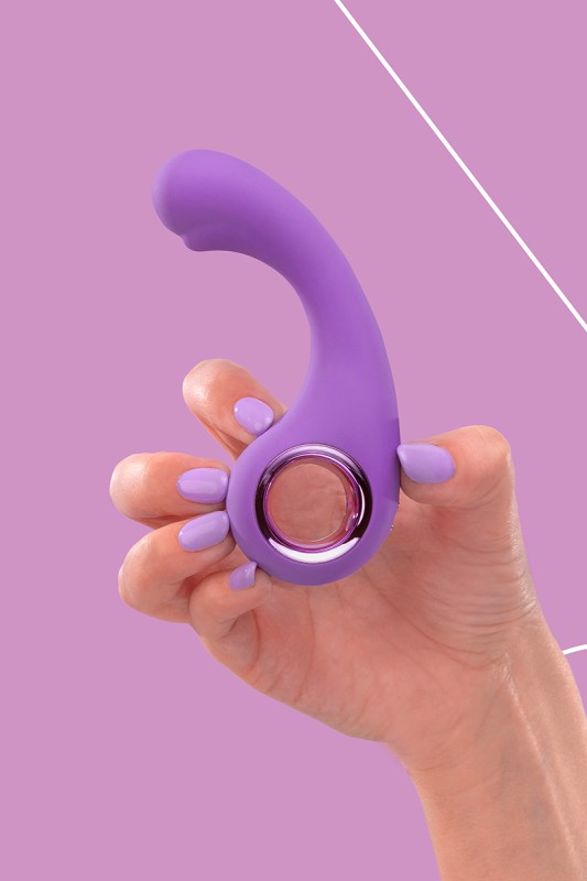 Fairygasm BraveryAward Vibrator violett in der Hand, betont Struktur und Ergonomie