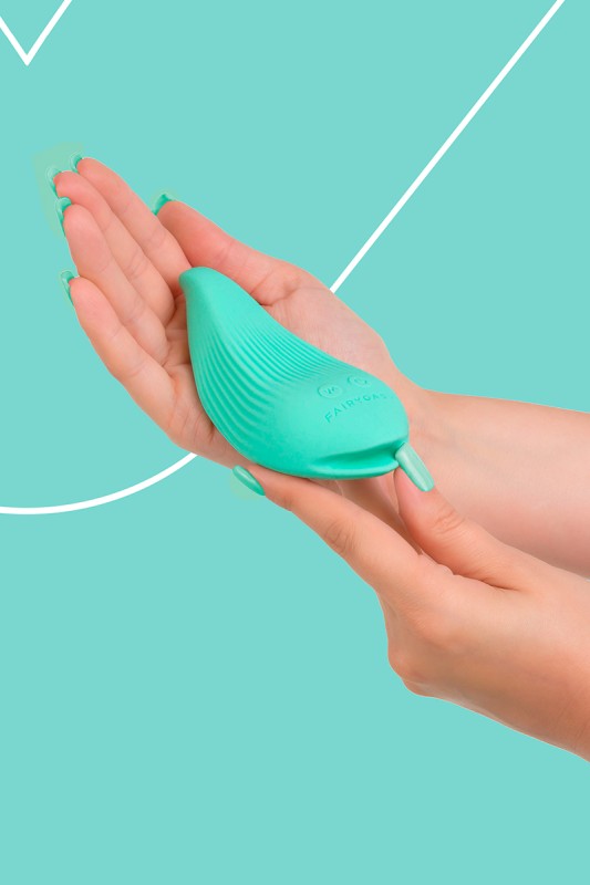 Fairygasm DelightfulWave Vibrator grün in der Hand, zeigt Linien und Struktur