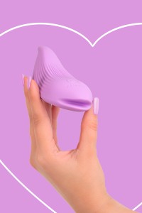Fairygasm DelightfulWave Vibrator violett in der Hand, betont Struktur und Ergonomie