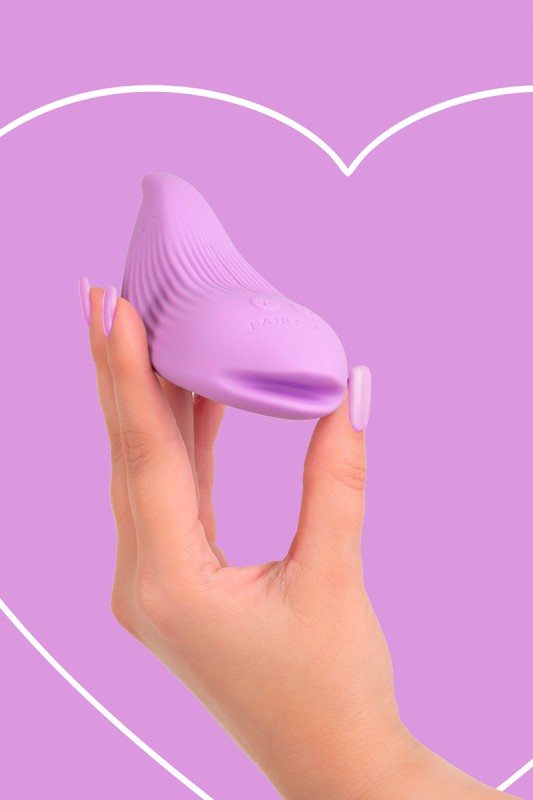 Fairygasm DelightfulWave Vibrator violett in der Hand, betont Struktur und Ergonomie