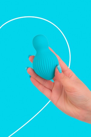 Fairygasm EnchantedDesire Vibrator blau in der Hand, zeigt Struktur