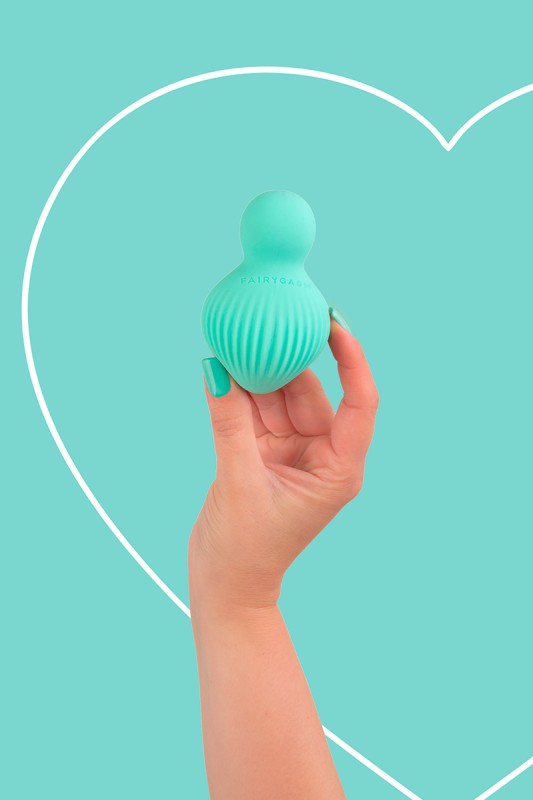 Fairygasm EnchantedDesire Vibrator grün in der Hand, zeigt Struktur