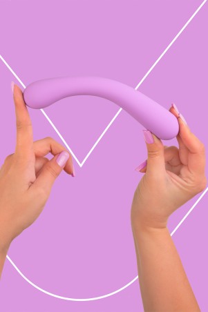 Fairygasm FantasyEuphoria Vibrator violett in der Hand, betonte Struktur