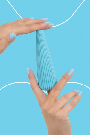 IcyCone bleu Fairygasm tenu en main, texture