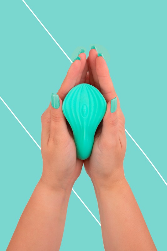 SilkenTouch vert Fairygasm en main