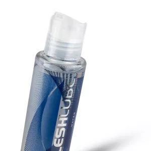 FleshLube Gleitgel – geneigte Flasche mit sichtbarem Verschluss