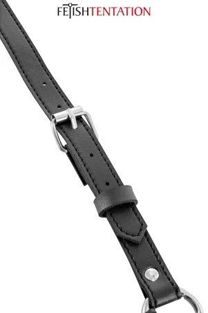 détail de l’attache de sangle du harnais BDSM femme en cuir synthétique noir