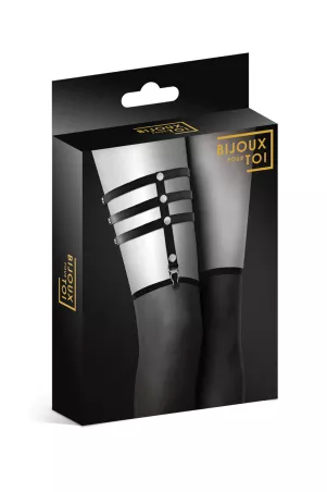 Adjustable garter with rivets